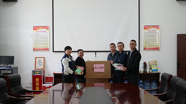 恒行娱乐科技党支部及其他党员们为福利院儿童进行爱心捐赠